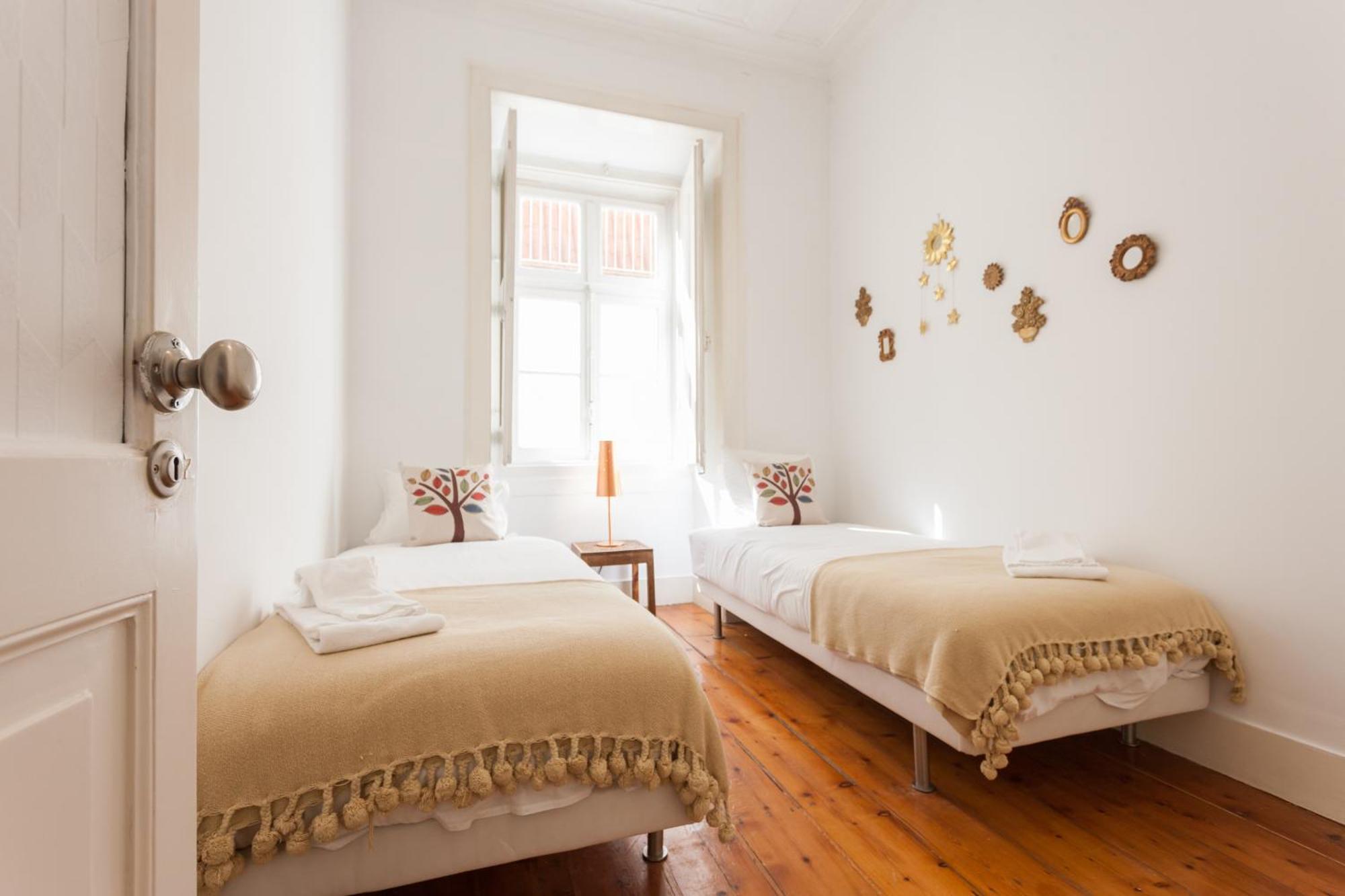 Tejo Vintage Three-Bedroom Apartment - By Lu Holidays Lisbon Exterior photo