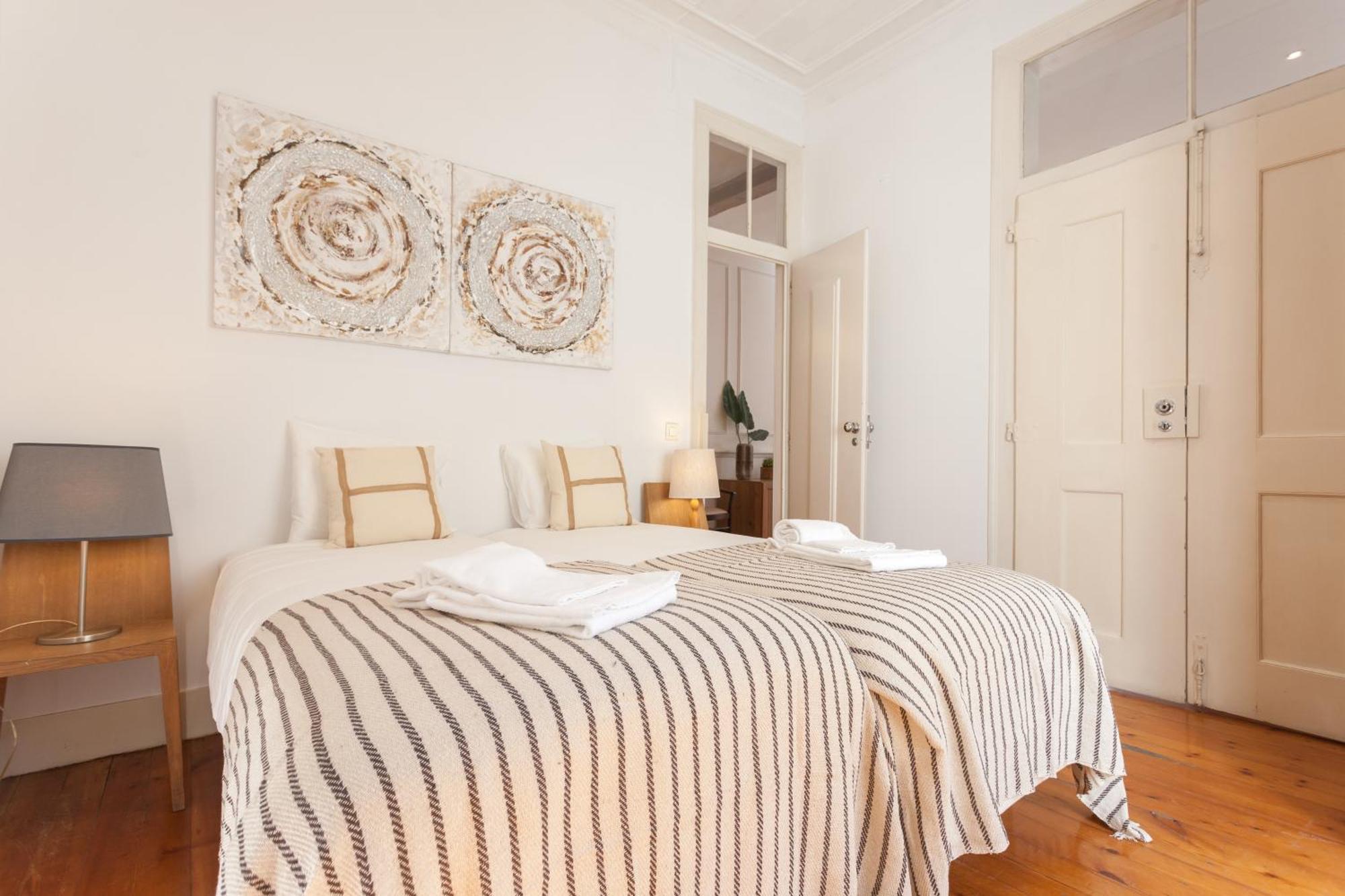 Tejo Vintage Three-Bedroom Apartment - By Lu Holidays Lisbon Exterior photo