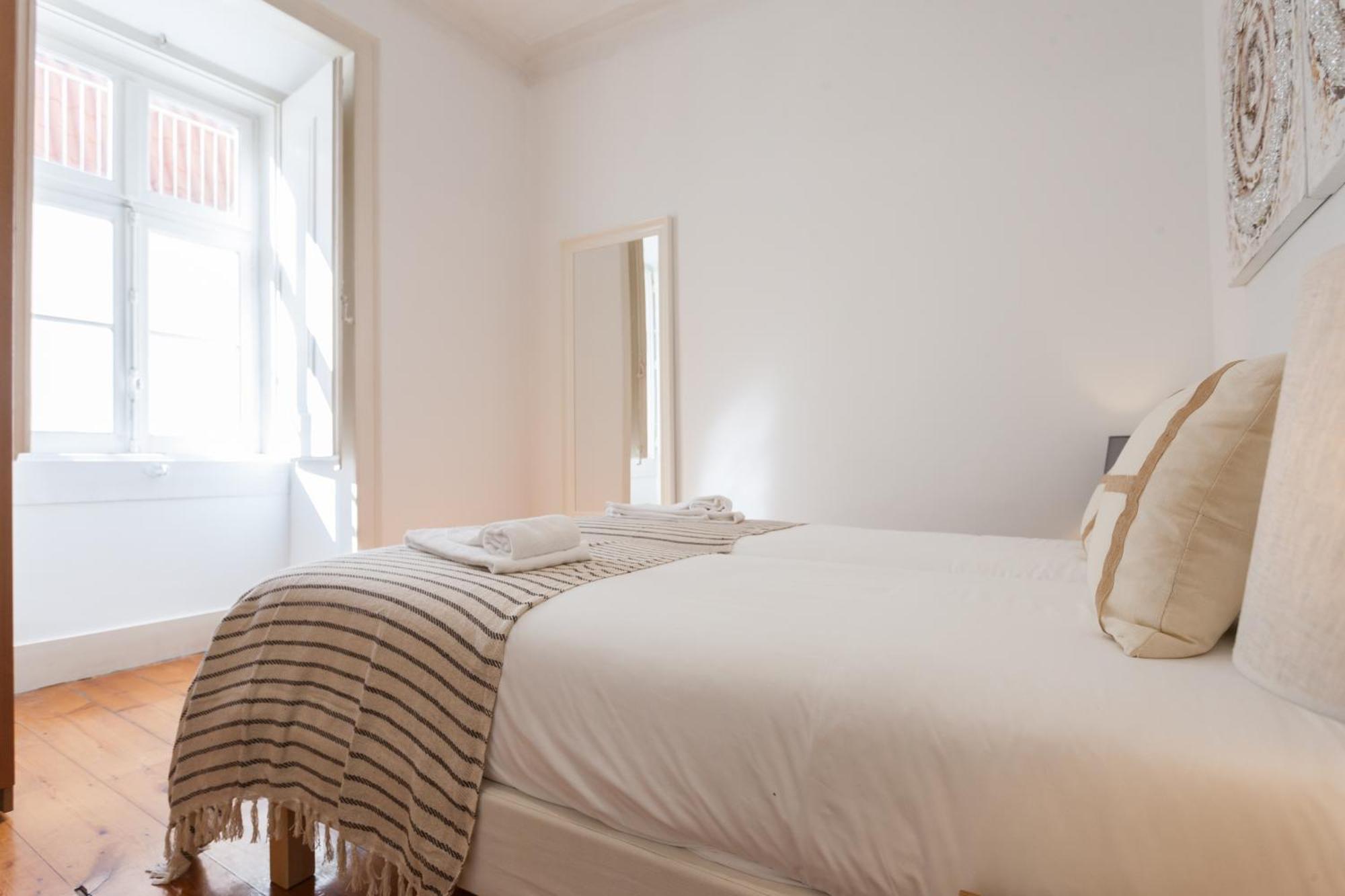 Tejo Vintage Three-Bedroom Apartment - By Lu Holidays Lisbon Exterior photo